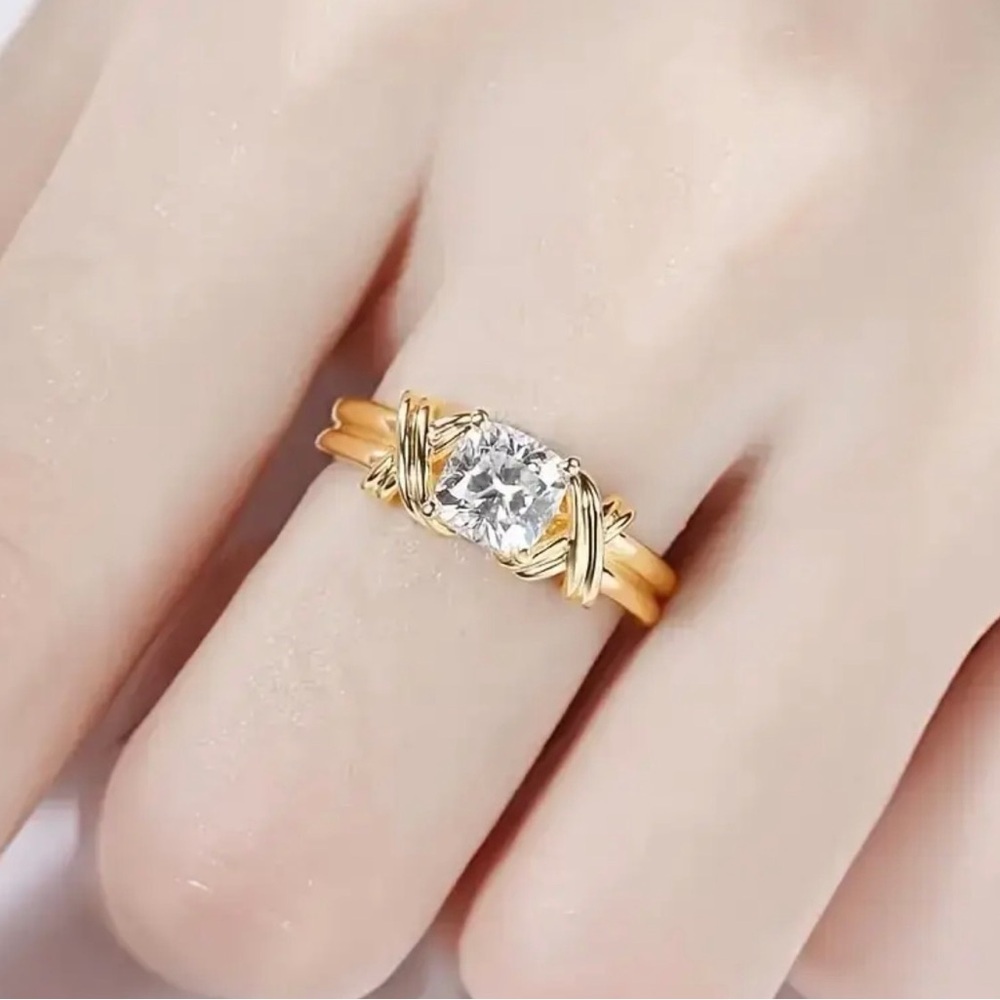 14K Elegant Promise Ring With Shiny Cubic Zirconia.